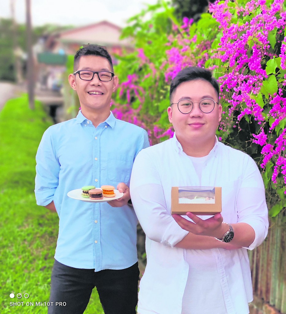 经历无数次失败的历练,Ivan 罗秉耀(左蓝衣者)、Tims 陈佳豪不言弃,终成功找到制作马卡龙的关键点。