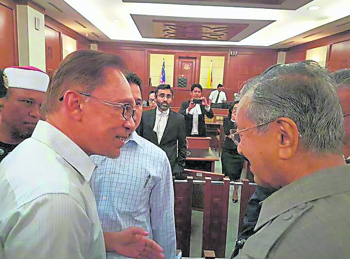 这张是历史性的画面，敦马哈迪在法庭与安华18年决裂后见上一面，一笑泯恩仇。