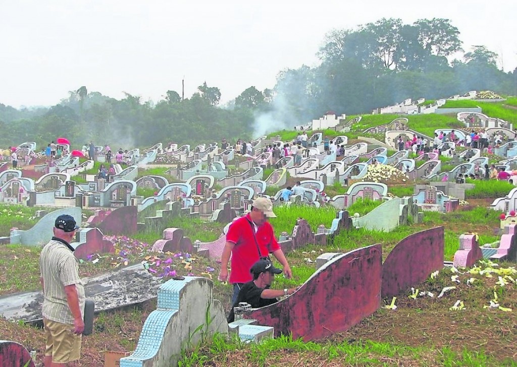 亡者入土为安后,除了墓碑,还有后土和龙神神位在侧边。