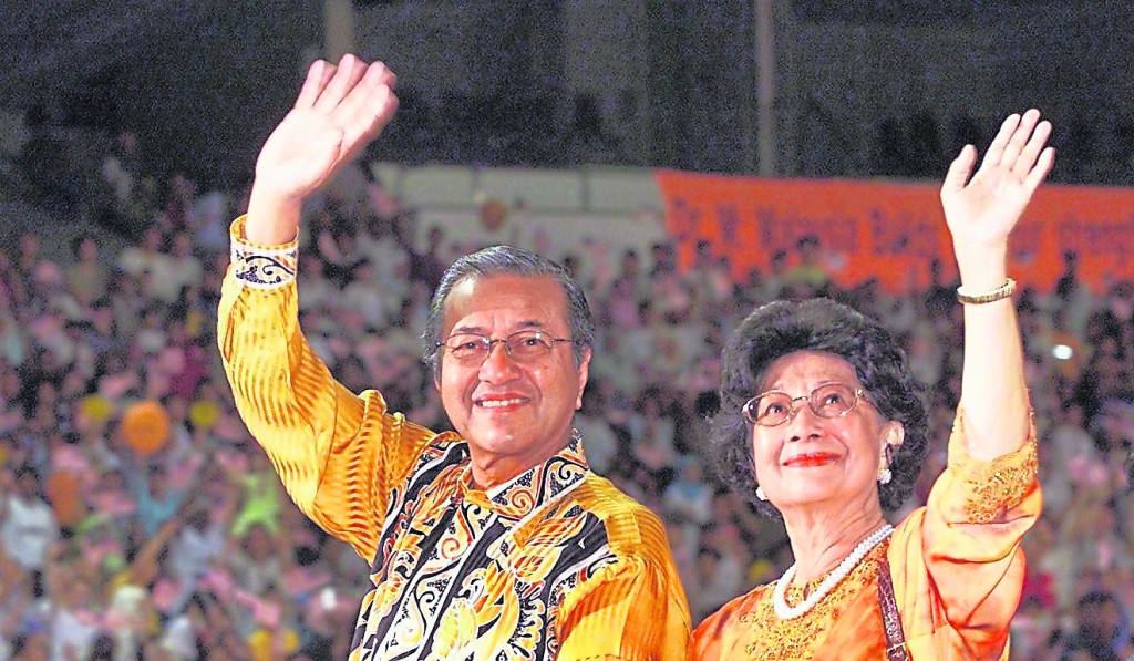 95岁的马哈迪和94岁的西蒂哈丝玛已结婚64年,夫妇俩恩爱如昔。