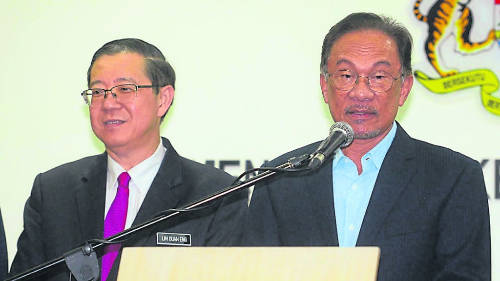 林冠英与安华在希盟政府垮台后出现不同调,包括林冠英的沙菲益任首相人选言论、公正党独自决定与巫统合作重夺政权的部署。