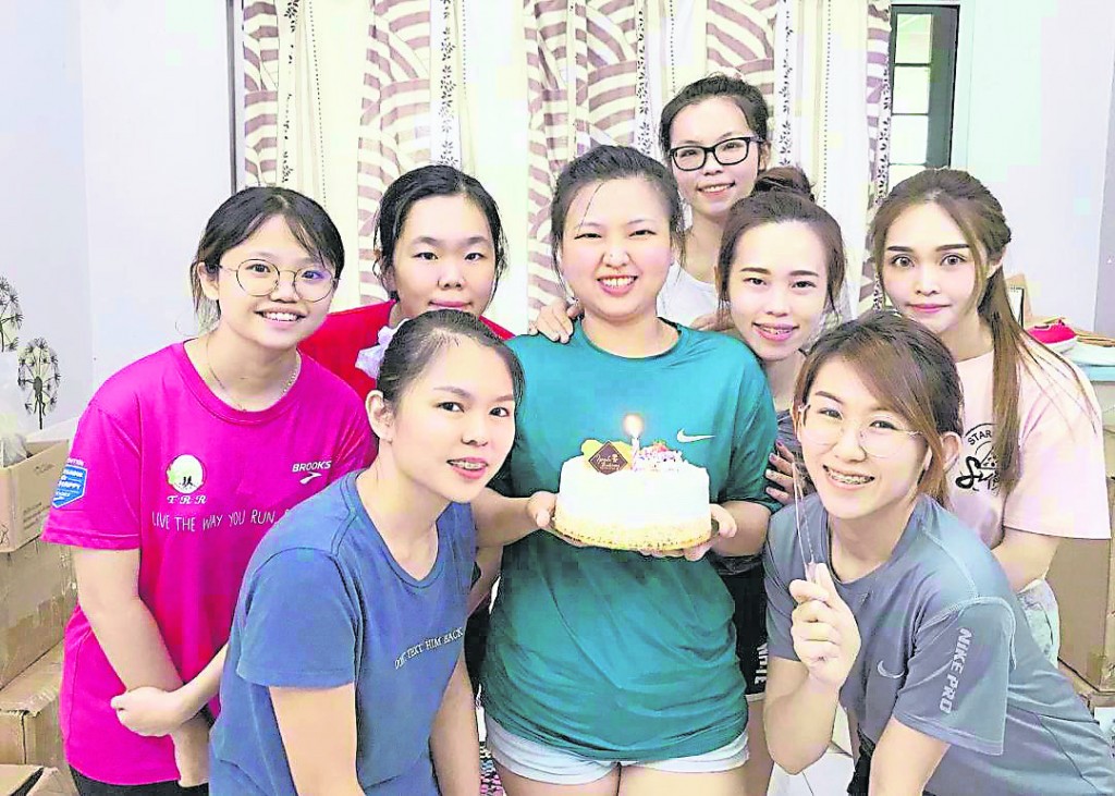 Sarah(右一)与员工都能打成一片。