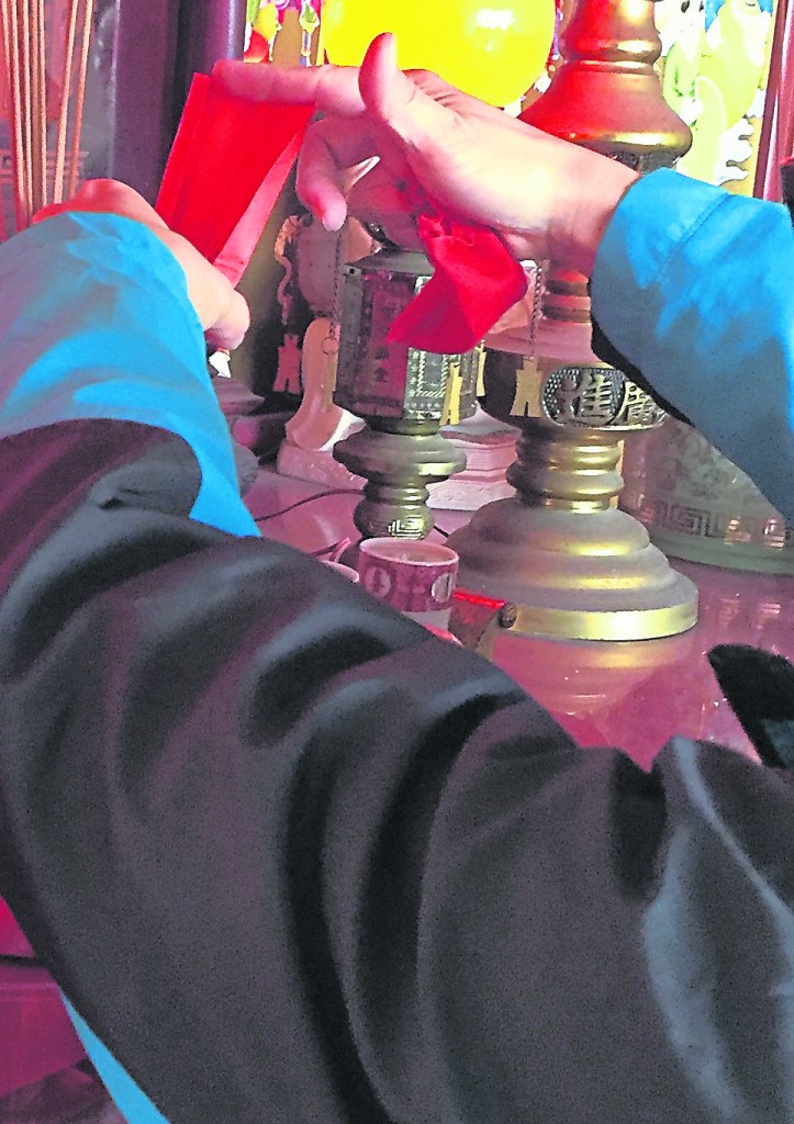 当往生者满一百天时,要再祭祀,或延请师父、道士、和尚念经。