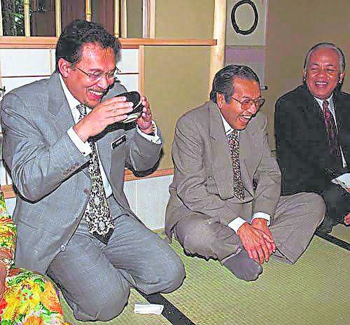 安华和敦马两人之间高潮迭起的恩怨情仇,从斗生斗死到最后并肩作战,真的是最出色的政治剧本!