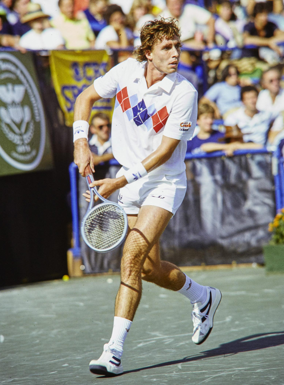 伊凡·伦德尔是美国著名运动员，在上世纪80年代就已经成为了美国最具代表性的男子网球选手，曾霸占连续球王周数157周，多次斩获ATP冠军，也是前世界第一。