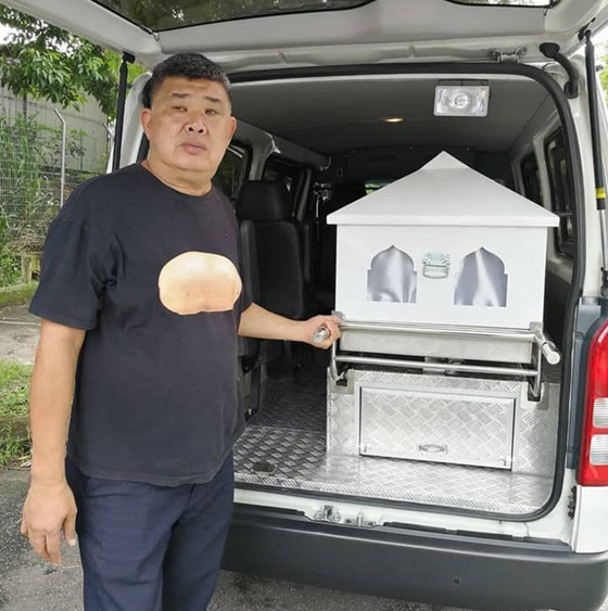 无论死去的是回教徒、佛教徒、基督教徒,是马来人、华人、印度人、公民或非公民,马铃薯叔叔都会尽心尽力为死者办理身后事,将遗体遣送回乡。