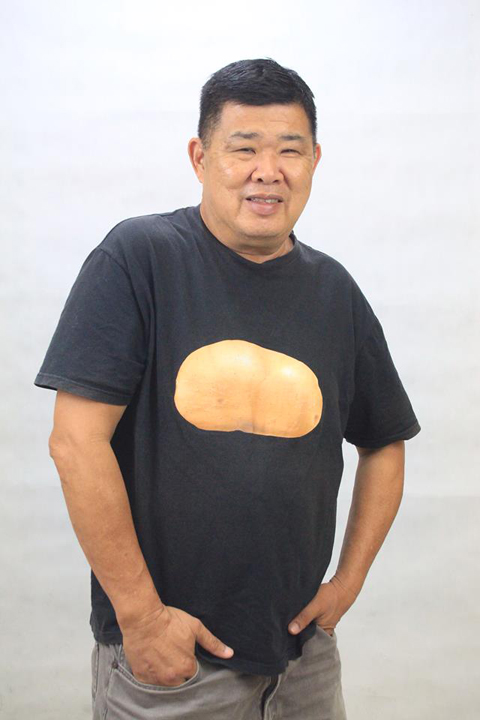 马铃薯叔叔关志庭,衣服上的“马铃薯”图案是他的标志。