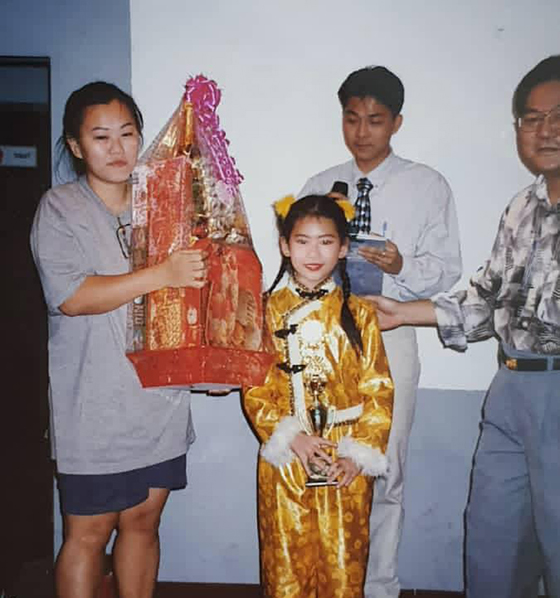 7岁，首次参加歌唱比赛夺下第一个冠军。