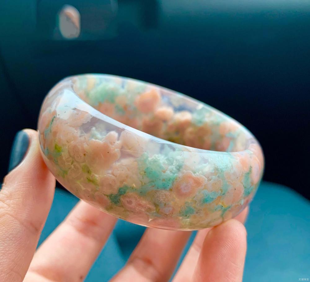 绿色的樱花玛瑙最少见,一万个中只能出一件绿色的樱花玛瑙。