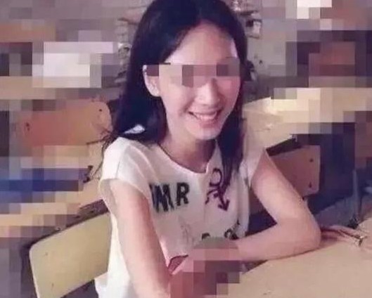 为了还钱,小玲进行捐卵,以赚取1万的酬劳。