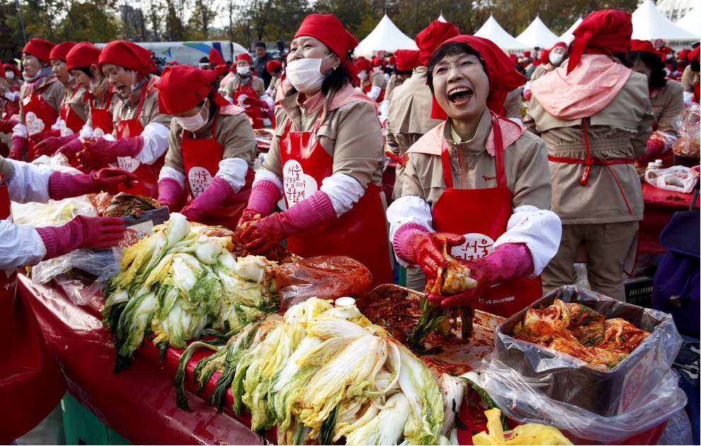 2014年11月14日，韩国养乐多公司举办“做泡菜送邻里”的活动，召集了上千名养乐多阿珠妈在首尔市政厅前做泡菜。