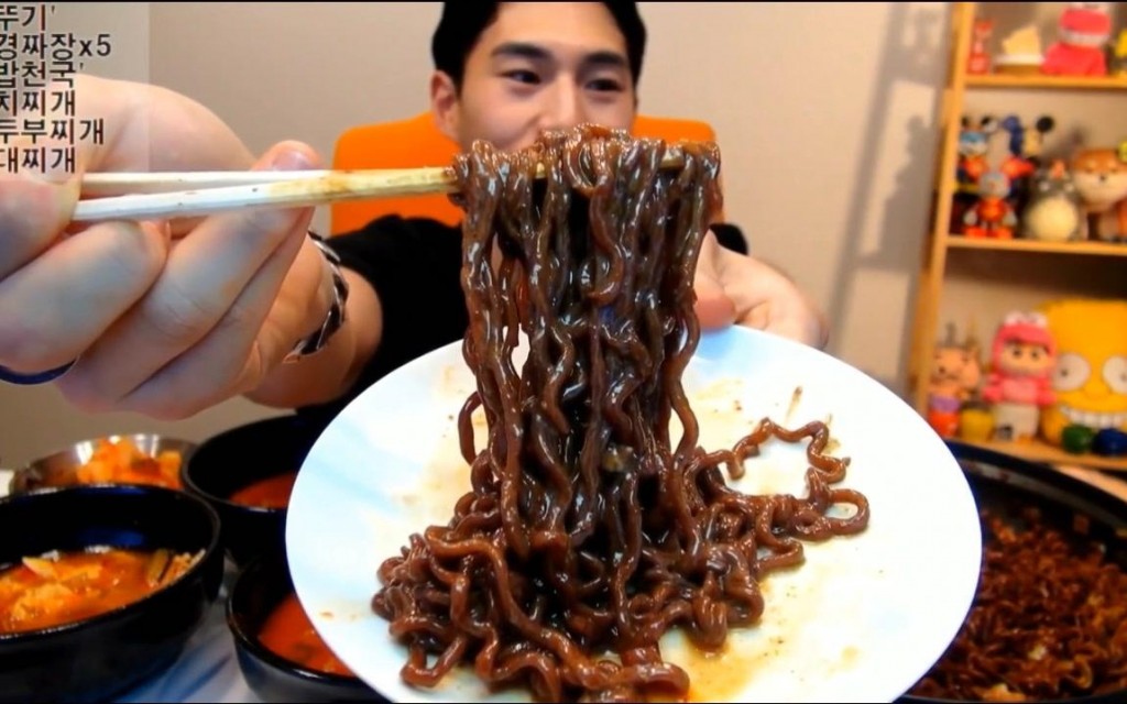 搬家的当天还会吃炸酱面,这个炸酱面并不是说要在家自己做,而是直接叫外卖吃。