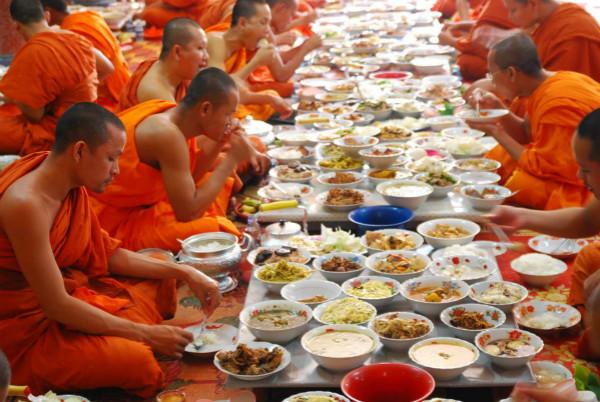 僧侣们吃的饭是当地人来寺庙祭祀时提供的,极为丰盛。