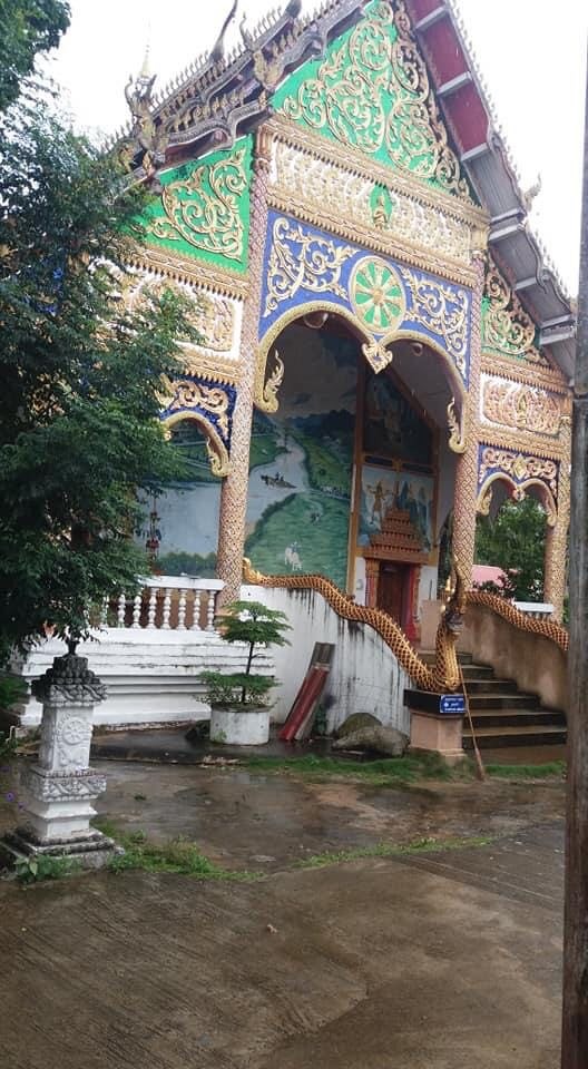 第一樽三面佛像供奉于泰北东乔寺(WAT DONKEAW)。