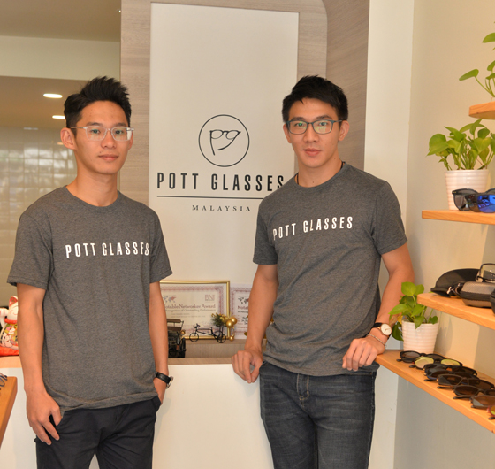 (左起)Pott Glasses创办人欧大豪和陈昶宏希望贫困群体也能获得矫视的机会。