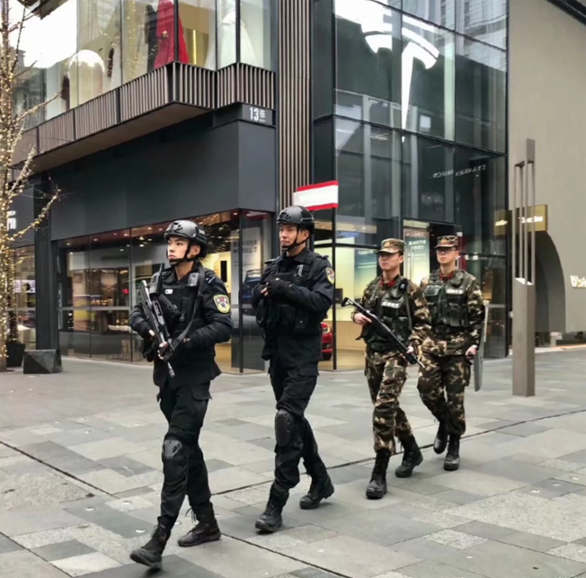 因为巡逻时,被民众拍了一张照片。从此,文潇伟就成了成都太古里打卡拍照的“景点”之一。
