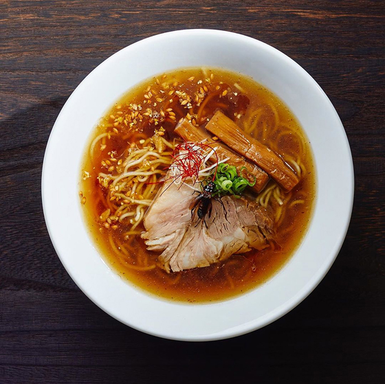 日本昆虫食品餐厅 ANTICADA 与知名拉面店合作开设快闪店,吸引民众排队尝鲜。