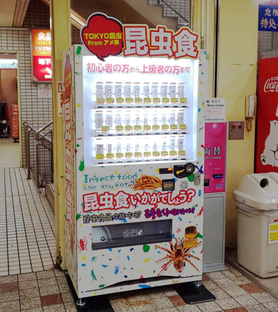 这家专门引进世界各地食用昆虫的 DIS 公司,原本是做寄物柜、自动贩卖机以及 ATM 提款机的制造。从去年开始尝试多角化经营,开发昆虫食品市场。