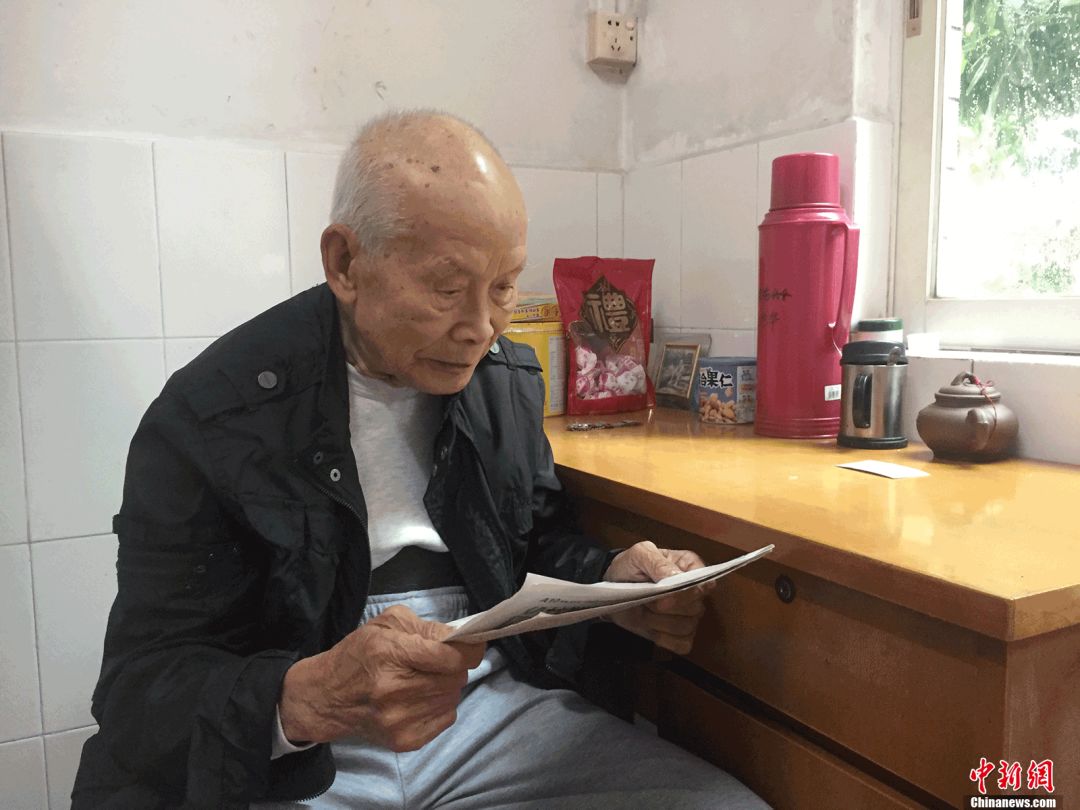 虽然住进福利院，但华叔还保持做运动，而且阅读也不需要戴眼镜。