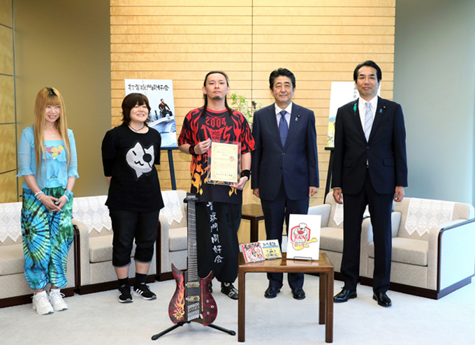 乐团大火，2019年还接受日本首相安倍晋三（右二）接见。