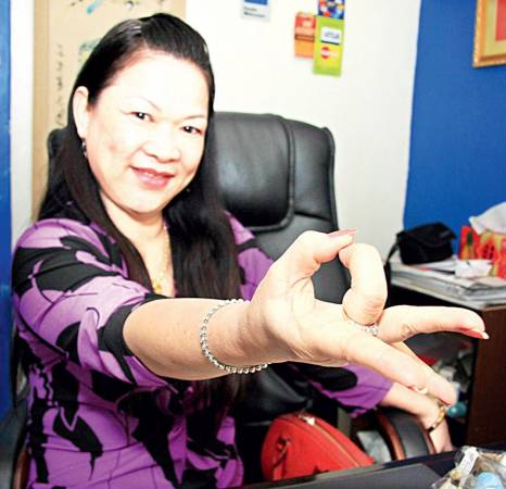 “如果被别人口头诅咒的时候,要记得保持心平气和的面对,并以中指大力回弹的动作,将别人对你毒骂的咒语还其至对方,这样至少能挡过一劫,更重要的是要保持心平气和!”