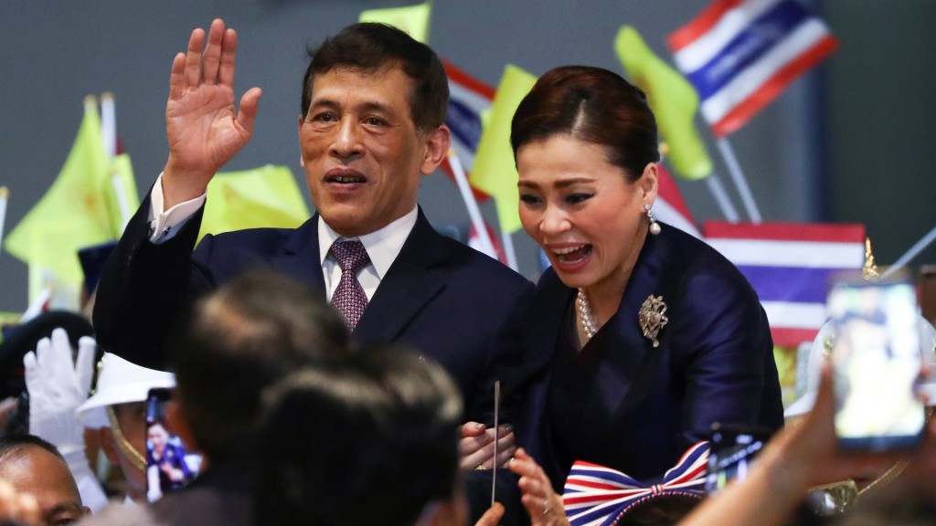 11月14日，泰王哇集拉隆功（左）及王后苏提达（右）在曼谷市郊出席新地铁站的开幕礼。