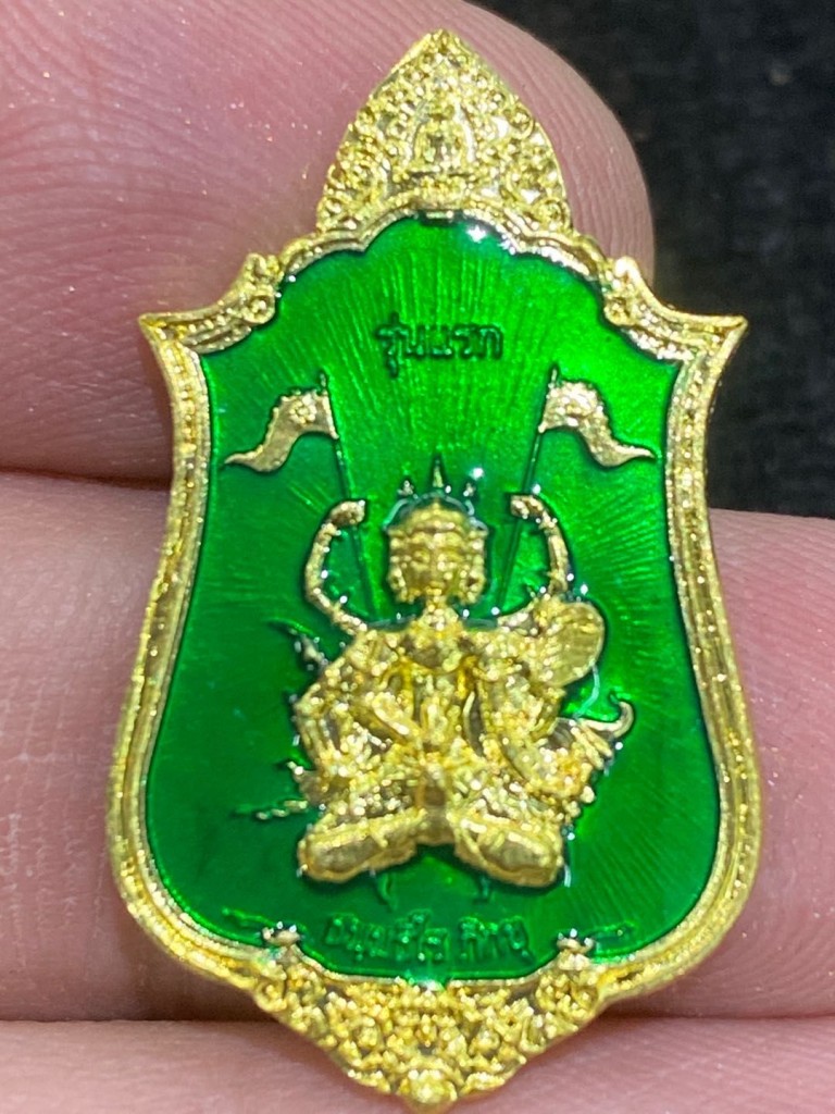 三面佛佛牌五颜六色,色彩缤纷,各具不同功用。