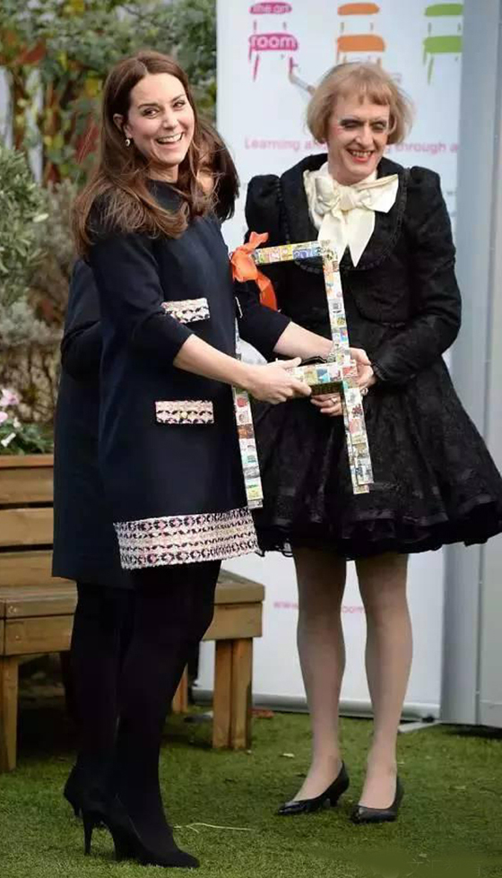哪怕与皇室成员凯特王妃同场亮相,Perry也是一身女装。