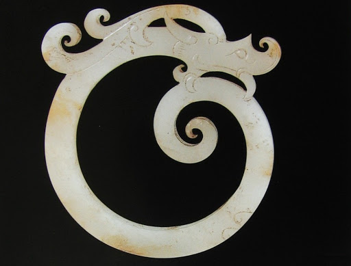 中国出土古物西汉衔尾龙玉环,是价值连城的宝物.