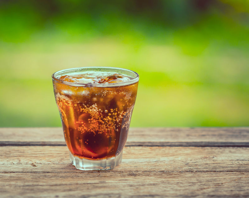 虽说可乐有治感冒的效用，但因为其咖啡因及糖分不宜摄取太多，因此应适量为止。