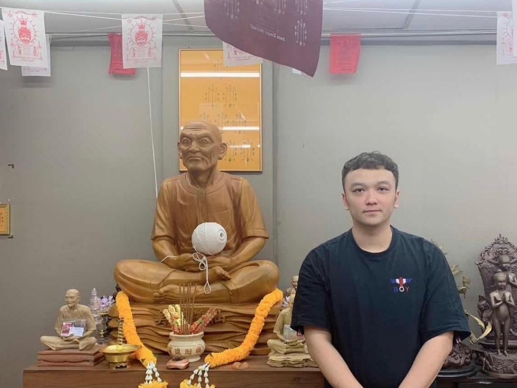 阿伟表示自己走投无路时,救命恩神吴锦溪助他度过生意难关。