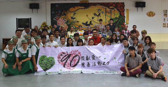 金龙在韩新传播学院执教4年来,都把行善这项活动纳入教学里,还与学生主办90后献爱心慈善活动。