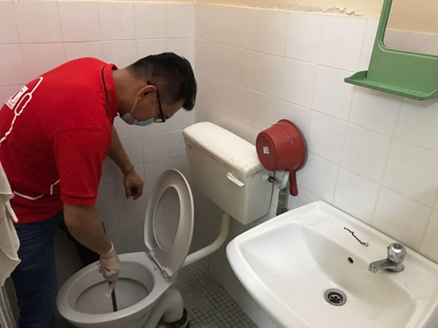 带领学生们探访老人院献关怀,让他们学习照顾行动不便的老人之余,还需要帮忙清洗厕所。