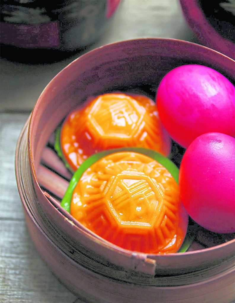 一般在旺山仪式都会准备象征福气和圆满的红龟粿、红鸡蛋作为祭品。