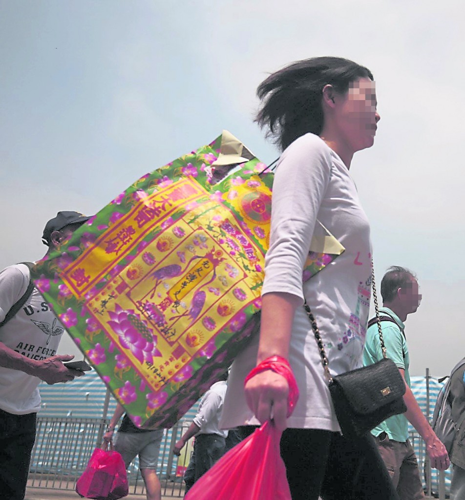 家属准备供奉祭品祭拜已逝亲人,之后再进行上香祭拜仪式。