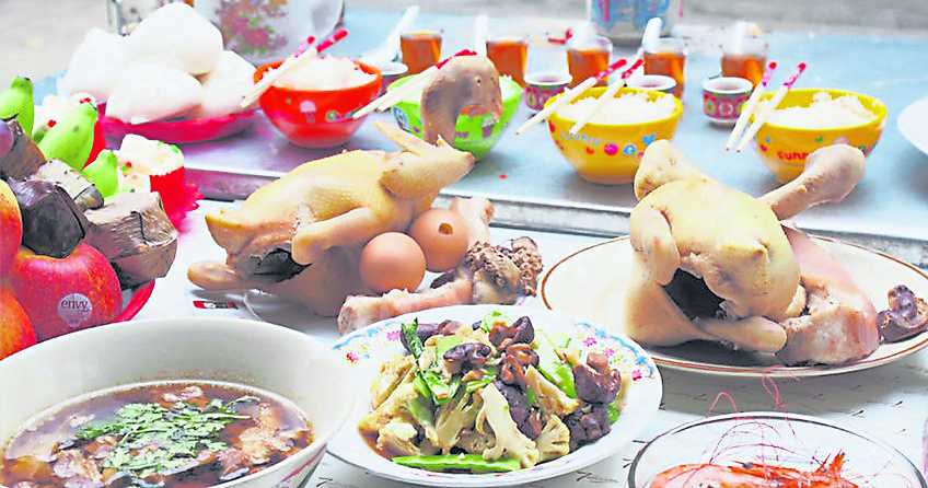 在拜祭土地神明时,要各自准备一份神料和供品,以示尊敬。