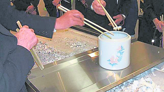 将亲人送往火化场火化后,通常火化完成到骨头冷却,就可以来捡骨。