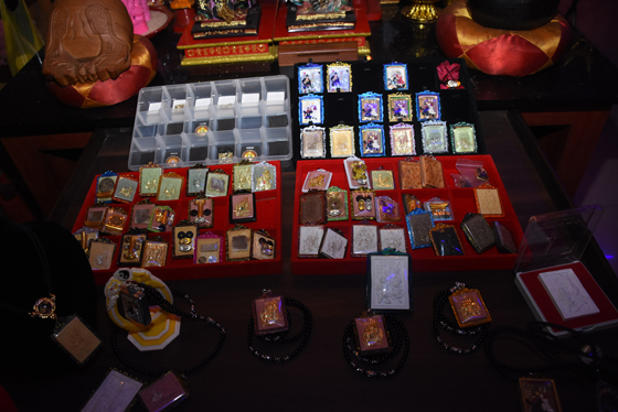 增江北区中坛庙制作“Ah Pek牌”,掀起抢购及佩戴热潮。