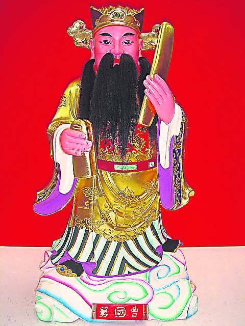 在汉族民间的八仙形象中，曹国舅不是普通的道士打扮，而是仍然穿着他的官服，腰系玉带，手持玉板。