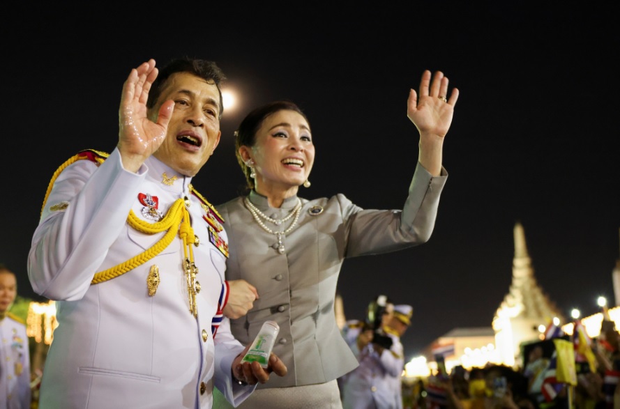 本月1号,泰王玛哈.哇集拉隆功和王后苏堤达(Suthida Tidjai),在首都曼谷的大皇宫(Grand Palace)外和支持者见面。