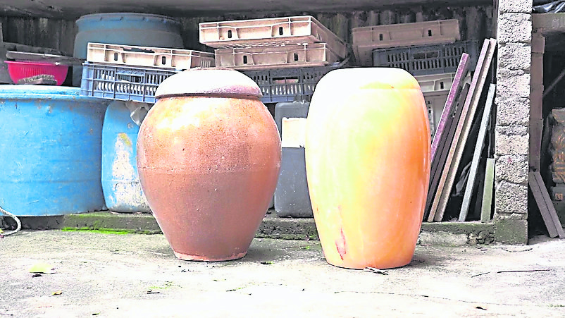 传统金塔（左）与现代金塔（右）在形态和质料上皆有分别。