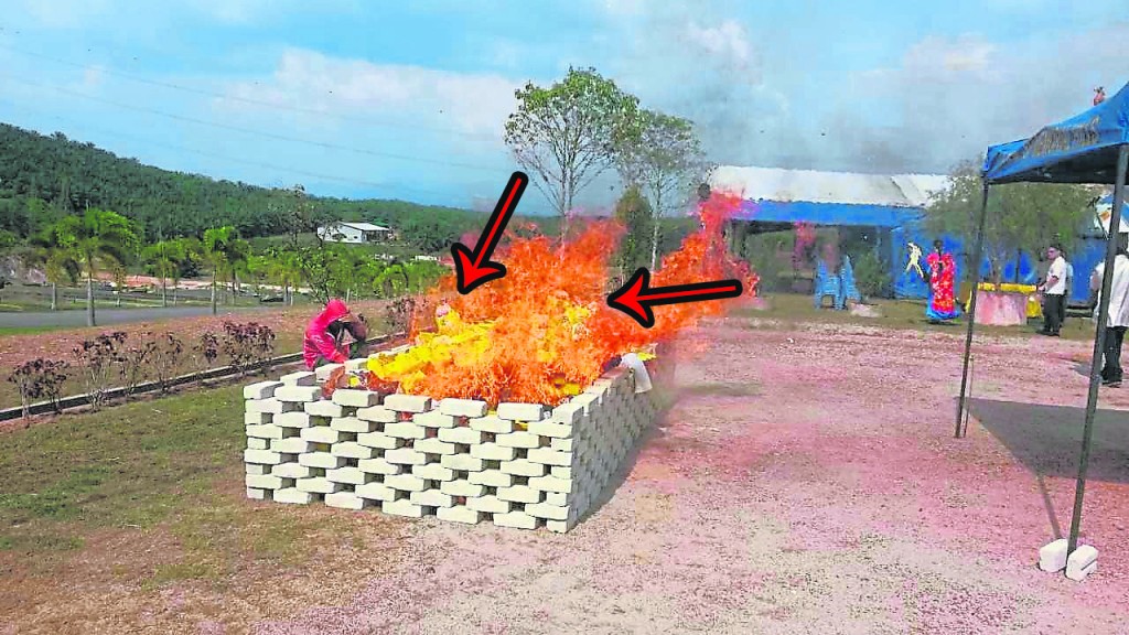 法会仪式后焚烧祭品之际,女信徒无意中拍到熊熊火堆中,竟然出现大量“骷髅头”鬼影。