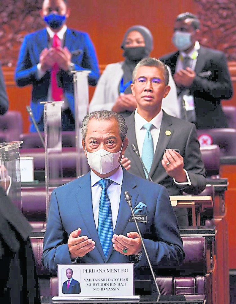 被视为弱势首相的慕尤丁,从出任首相至今面对巫统和希盟的较劲,但他都侥幸地跨过难关撑过去。