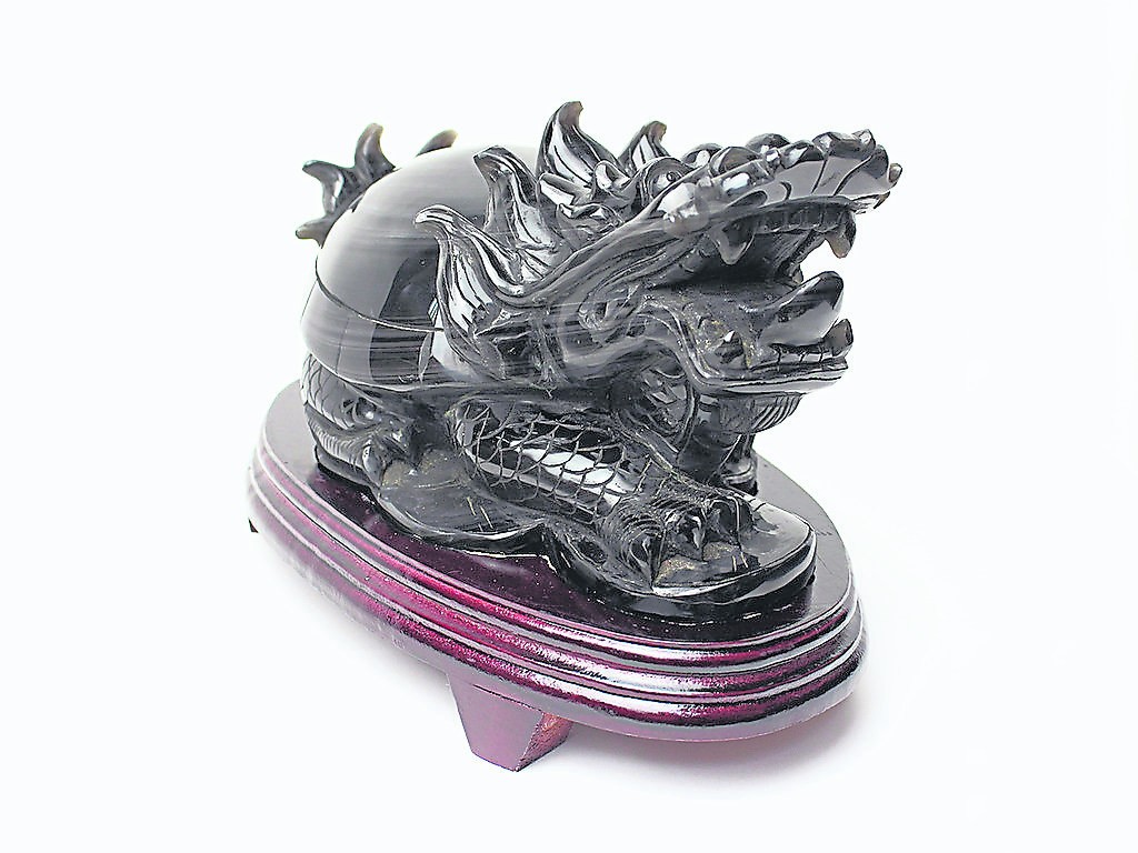 不想因灶炉格局影响夫妻感情与彼此的信赖感,宜在灶头下摆放黑曜石龙龟化解危机。