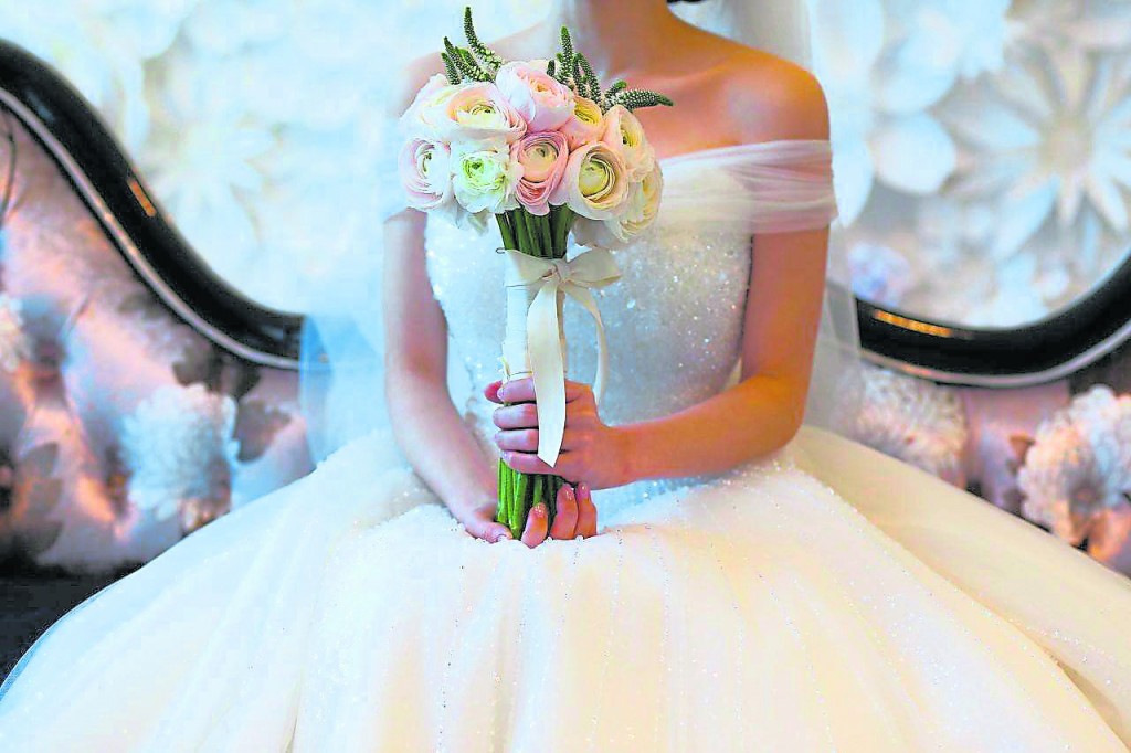 新娘被接到夫家后,就要把婚服脱下换上孝服参与白事仪式以尽孝道。