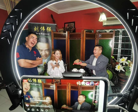 刘伟强在网上自创一个直播节目邀请艺人嘉宾谈自己最爱吃的食物，其中一期嘉宾是久违的刘君儿（中）。