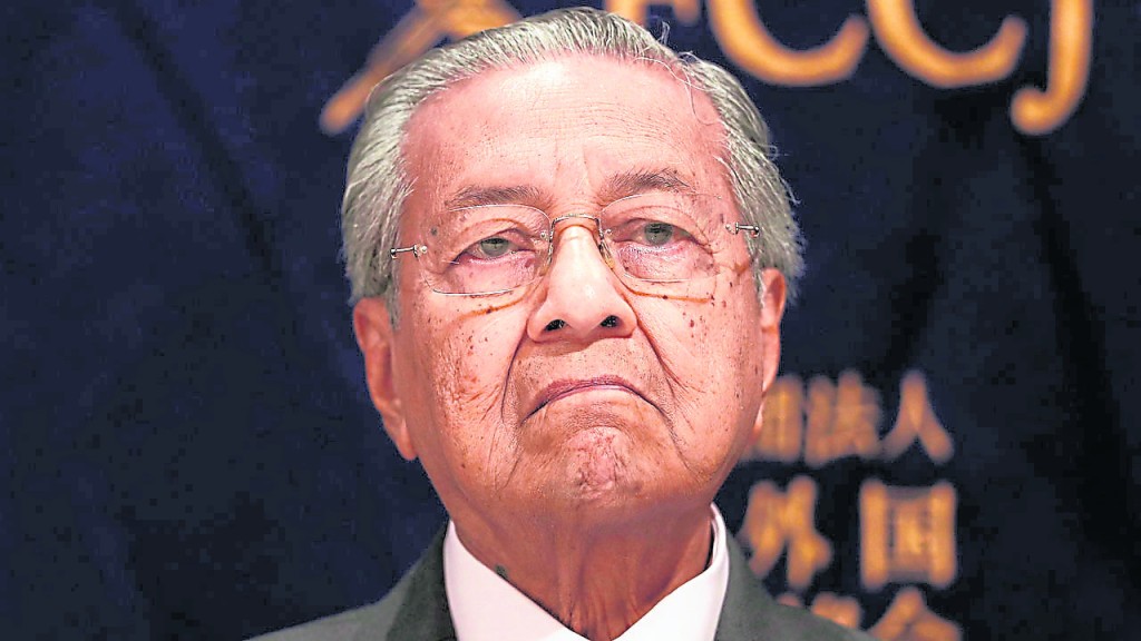 敦马斥责慕尤丁采取独裁手段,在国民联盟政府几乎失去政权之际颁布紧急状态,以继续掌权。