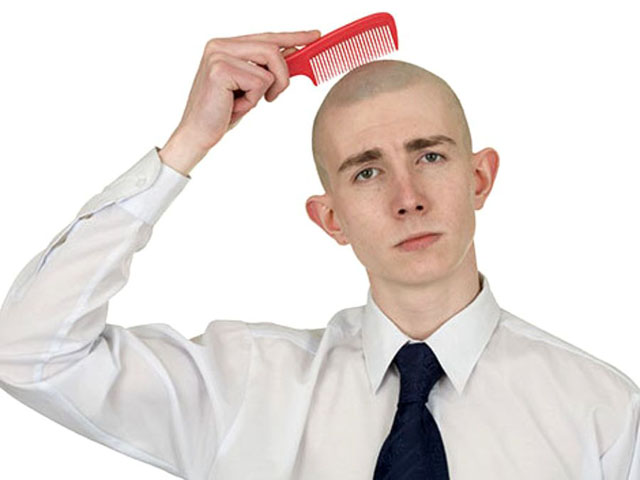 头发长年过度用化学药剂换造型，容易损害头皮导致无法长发。