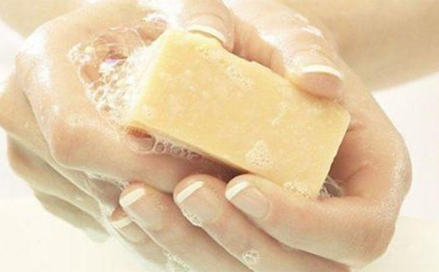 有的男士们怕麻烦，在洗澡时一次过用肥皂从头洗到脚，其实肥皂是不适合洗头发的。