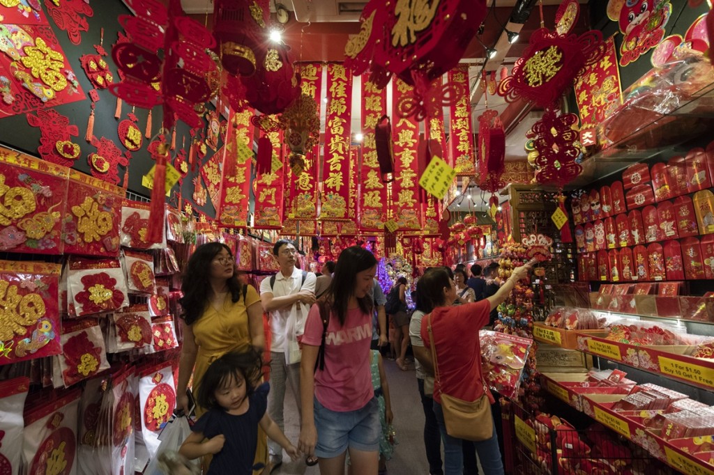 农历新年将至，前往牛车水年货市场感染春节气息。一家大小逛年货市场，选购农历新年装饰品。